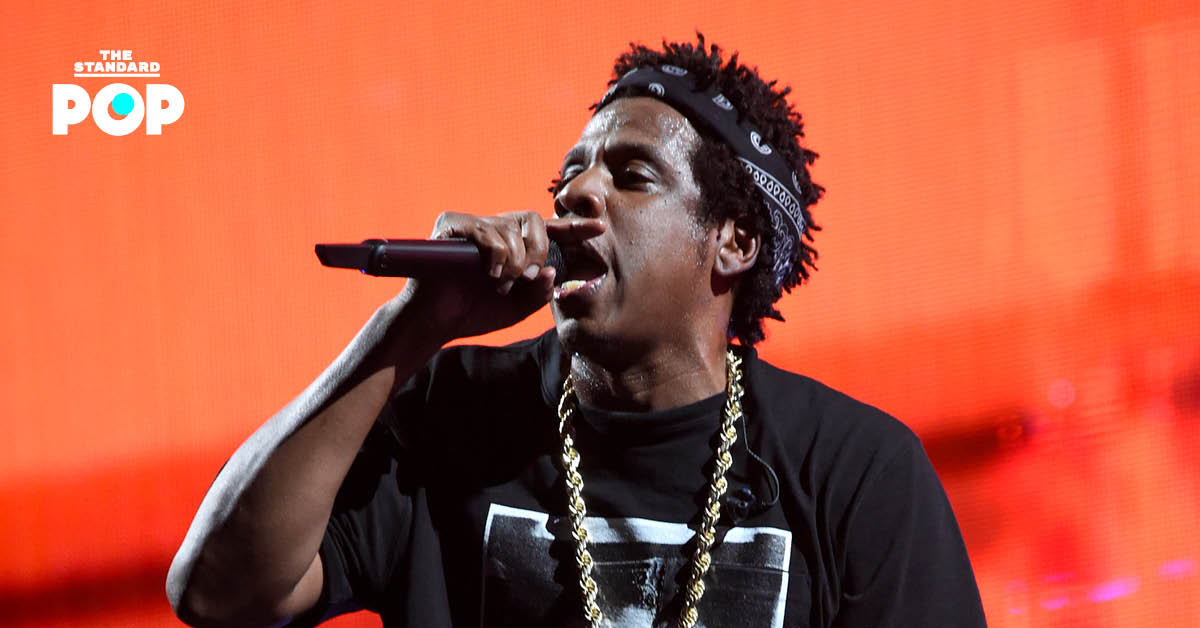 Jay-Z ทำการแสดงบนเวทีคอนเสิร์ต