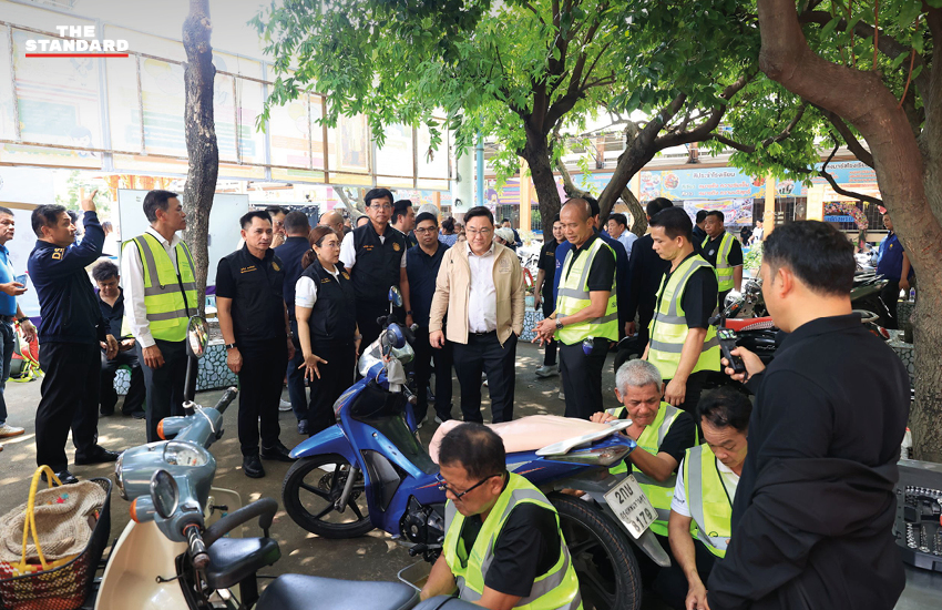 จุลพันธ์ รมว.แรงงาน ลงพื้นที่หลักสี่ เยี่ยมผู้ประสบอุทกภัยและตรวจเยี่ยมการให้บริการของกระทรวงแรงงาน 2