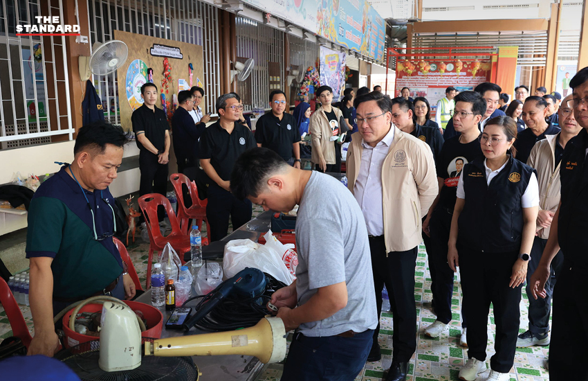 จุลพันธ์ รมว.แรงงาน ลงพื้นที่หลักสี่ เยี่ยมผู้ประสบอุทกภัยและตรวจเยี่ยมการให้บริการของกระทรวงแรงงาน 3