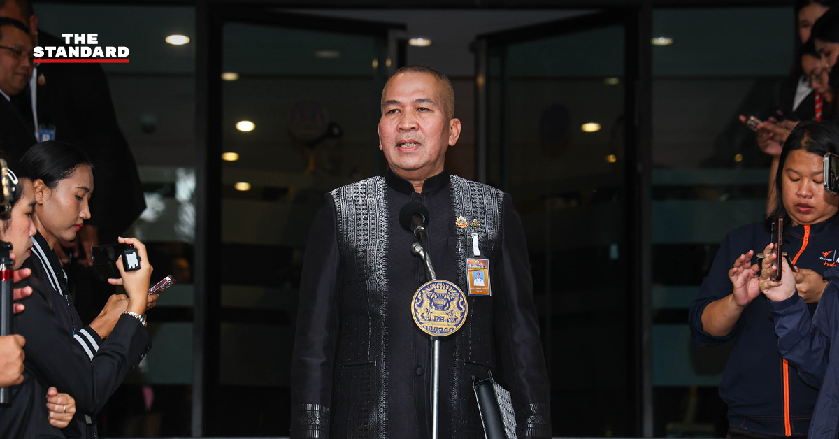 พล.ต.ท. รุทธพล เนาวรัตน์ รัฐมนตรีว่าการกระทรวงยุติธรรม กำลังให้สัมภาษณ์