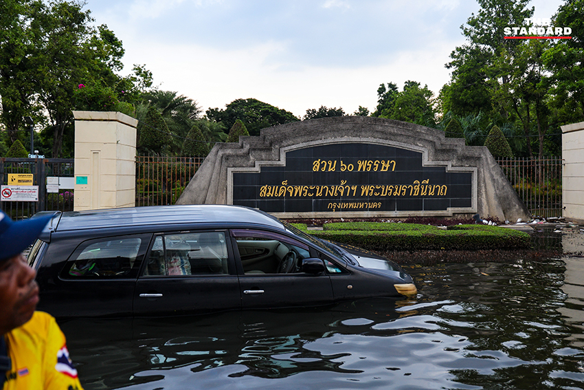 ภาพชาวบ้านในชุมชนเคหะร่มเกล้าใช้กะละมัง เรือเล็ก และรถกระบะสัญจรท่ามกลางน้ำท่วมสูง 11