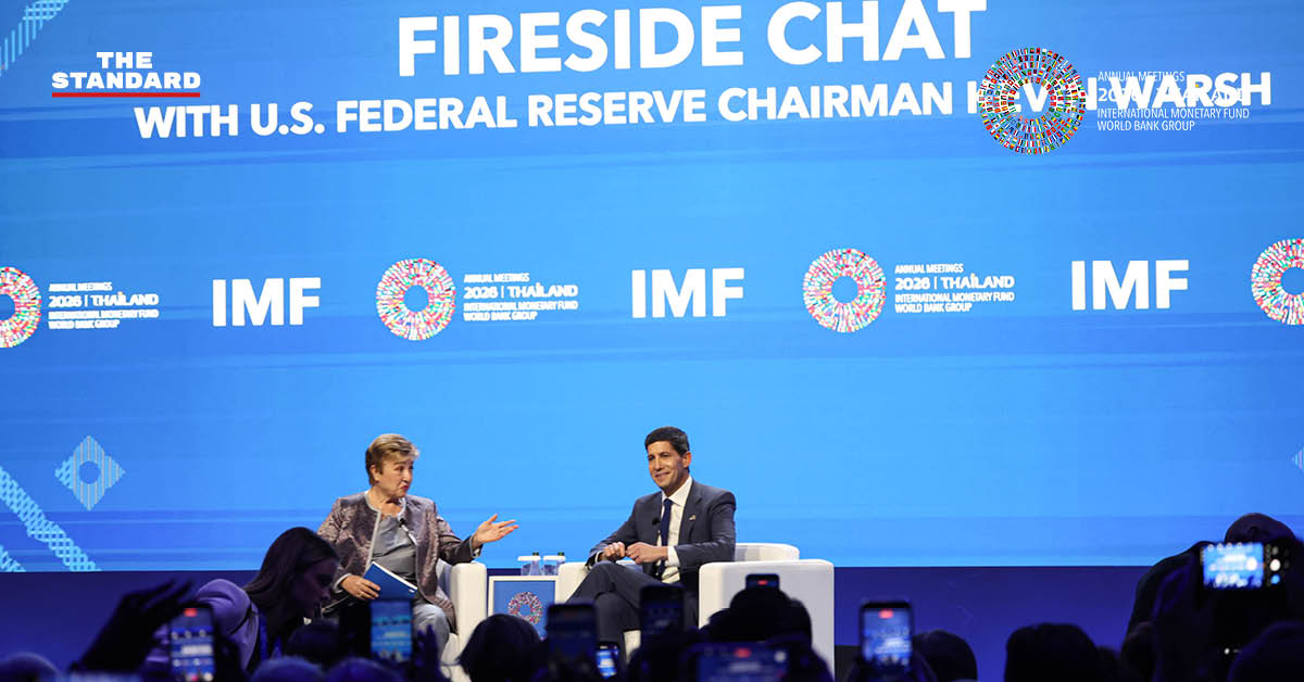 คริสตาลินา กอร์เกียวา และ เควิน วอร์ช ร่วมสนทนาบนเวที Fireside Chat