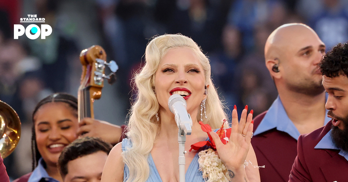 Lady Gaga ขึ้นแสดงบนเวทีในการแสดงสด