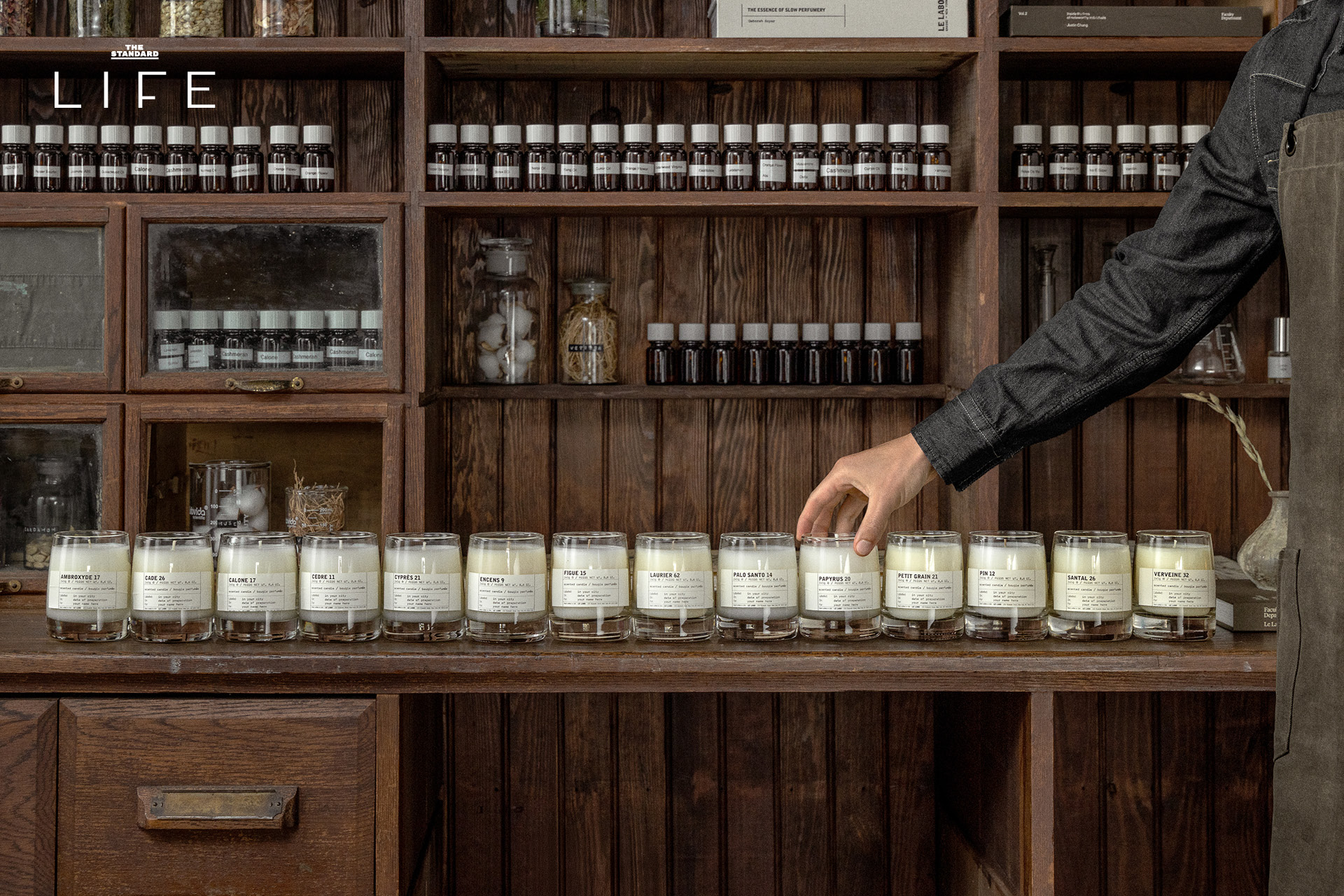 ภาพเทียนหอม PAPYRUS 20 กลิ่นใหม่จาก Le Labo ในภาชนะแก้วพร้อมฉลาก 3
