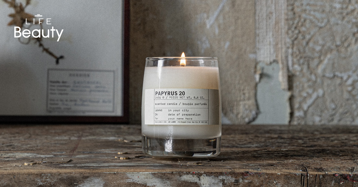 ภาพเทียนหอม PAPYRUS 20 กลิ่นใหม่จาก Le Labo ในภาชนะแก้วพร้อมฉลาก