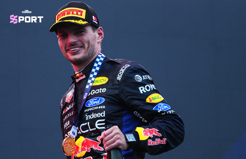 แม็กซ์ เวอร์สแตพเพน นักแข่ง F1 กำลังขับรถแข่งเรดบูลล์ในสนามแข่ง 1