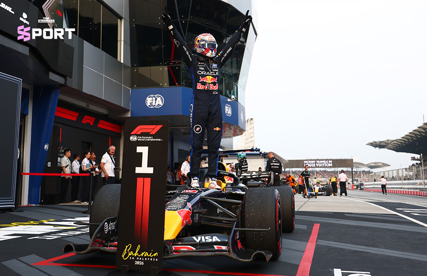 แม็กซ์ เวอร์สแตพเพน นักแข่ง F1 กำลังขับรถแข่งเรดบูลล์ในสนามแข่ง 3