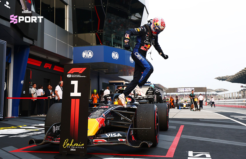 แม็กซ์ เวอร์สแตพเพน นักแข่ง F1 กำลังขับรถแข่งเรดบูลล์ในสนามแข่ง 4