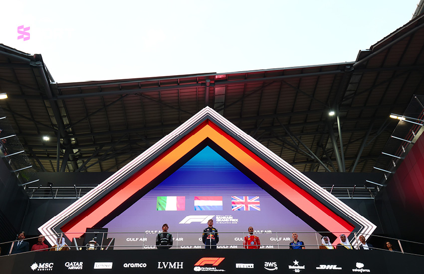 แม็กซ์ เวอร์สแตพเพน นักแข่ง F1 กำลังขับรถแข่งเรดบูลล์ในสนามแข่ง 5
