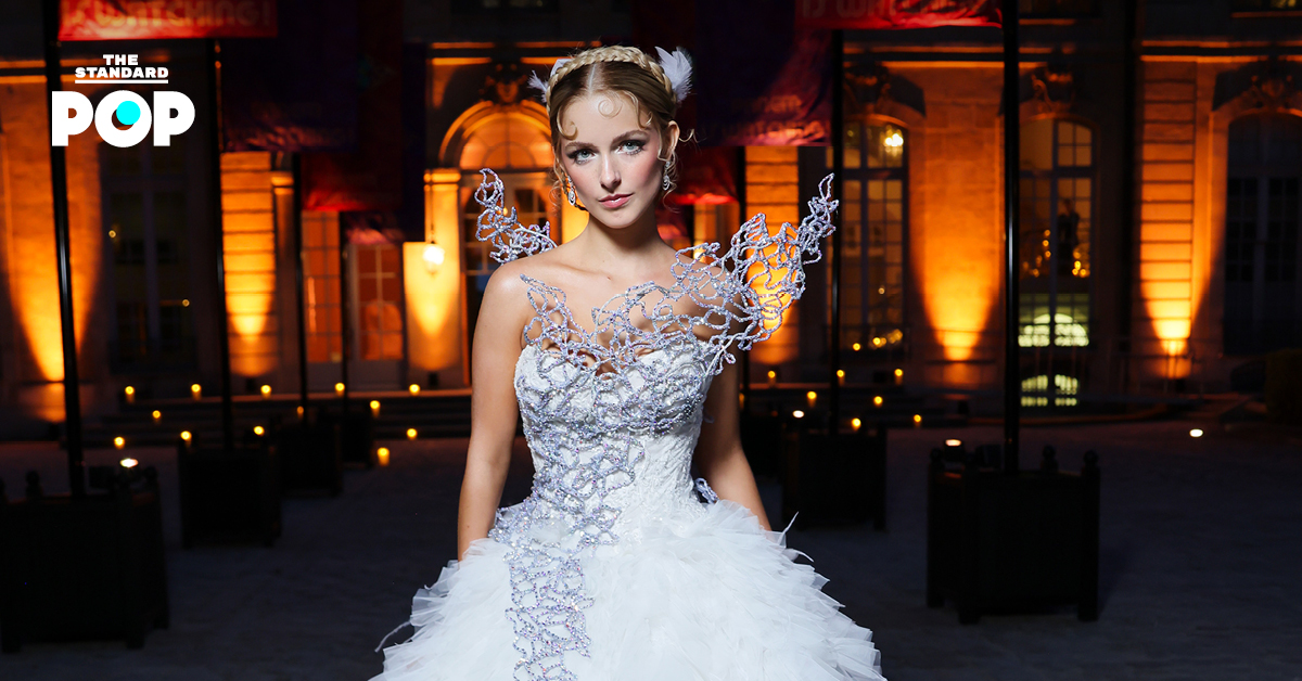 McKenna Grace สวมชุดกาวน์สีขาวที่ได้รับแรงบันดาลใจจาก Katniss Everdeen