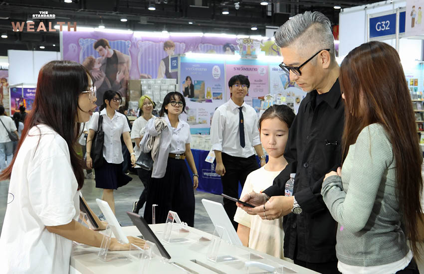 ผู้บริหาร MEB และ Rakuten Kobo ถ่ายภาพร่วมกันในงานเปิดตัวความร่วมมือตลาด E-Reader ในไทย 1