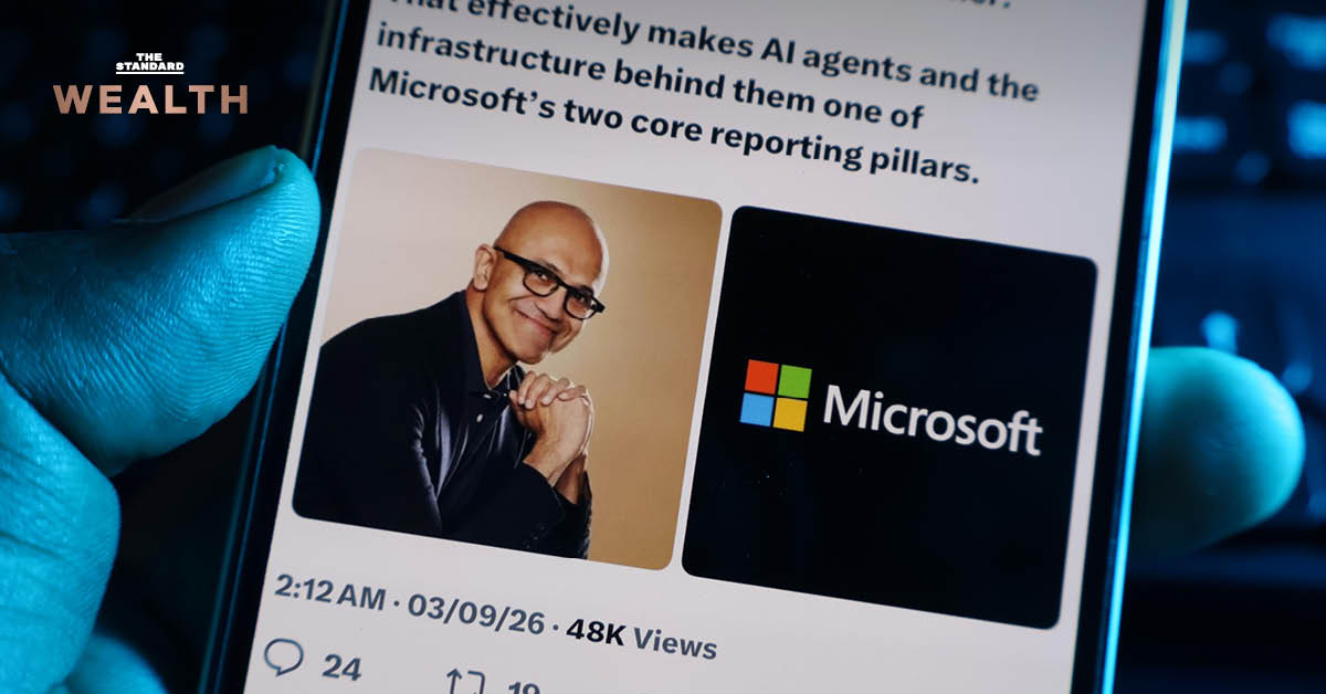 ภาพ สัตยา นาเดลลา ซีอีโอ Microsoft พร้อมโลโก้บริษัท