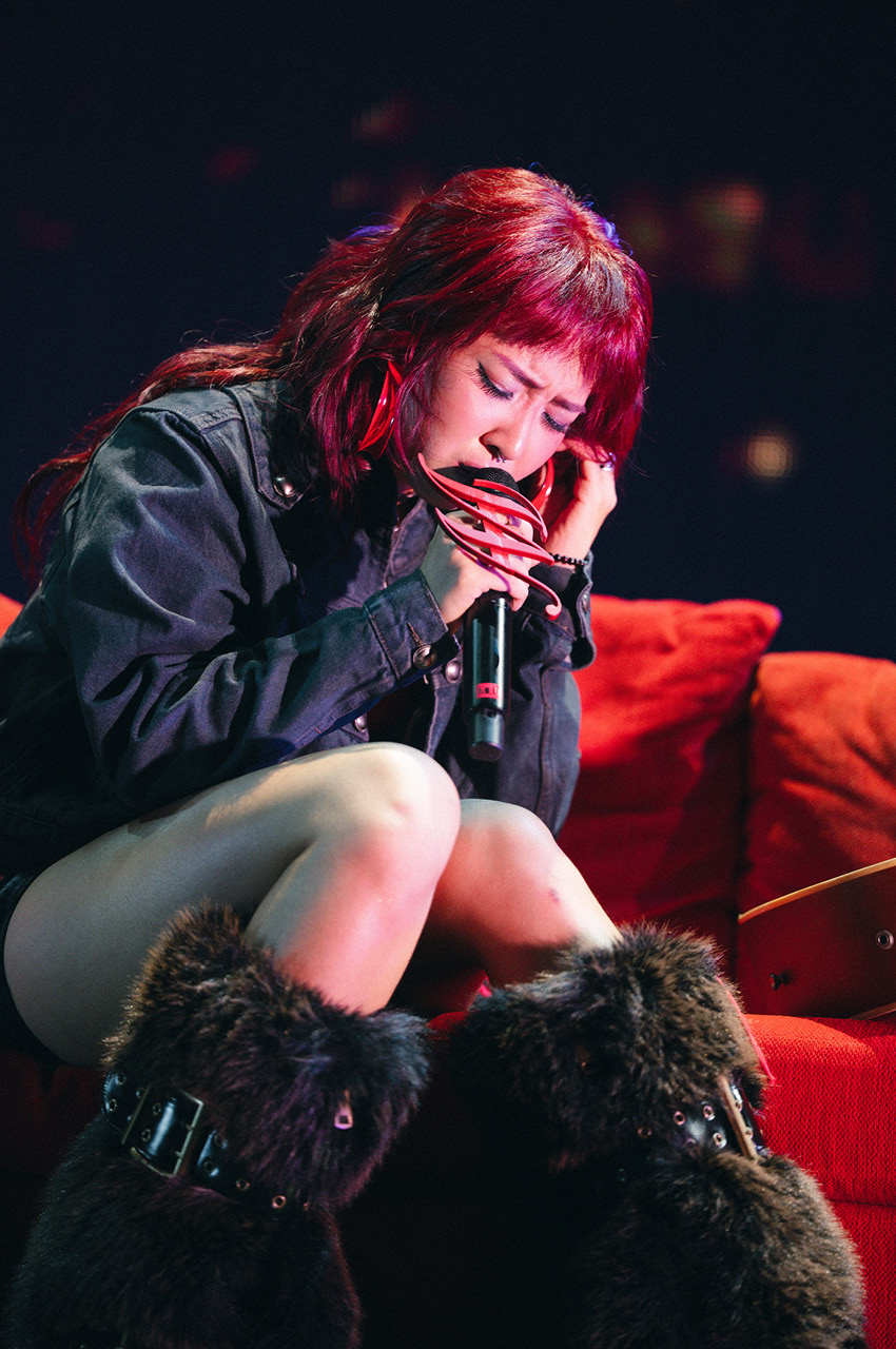 มิลลิ แรปเปอร์สาวกำลังแสดงบนเวทีคอนเสิร์ต MILLI JAA EHH! IN BANGKOK 1