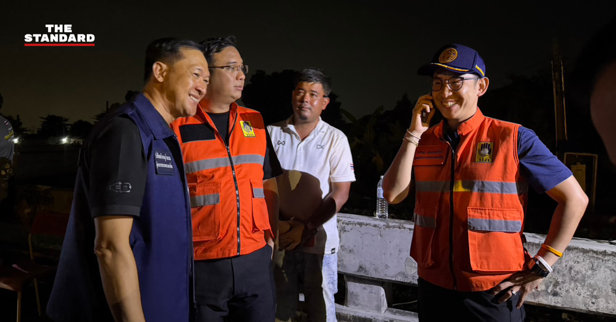 เครื่องสูบน้ำพญานาคกำลังทำงานระบายน้ำ โดยมีวรศิษฎ์ เลียงประสิทธิ์ รัฐมนตรีช่วยว่าการกระทรวงมหาดไทย ตรวจสอบพื้นที่