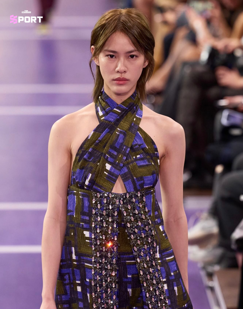 ภาพ เบคกี้ รีเบคก้า มินนี่ และเอมี่ ทสร ในแฟชั่นโชว์ Miu Miu บนรันเวย์อัฒจันทร์กีฬา 6