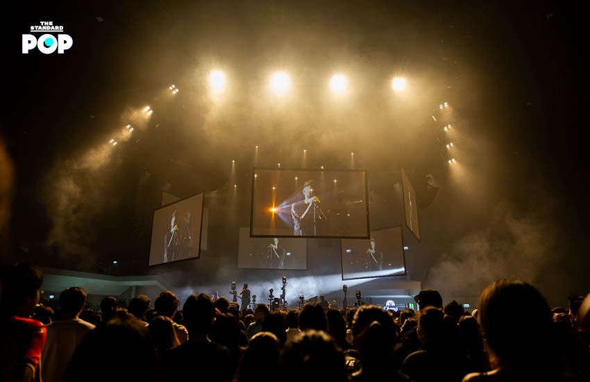ภาพวง Moderndog กำลังแสดงคอนเสิร์ต The Very Beside of Moderndog บนเวที 6