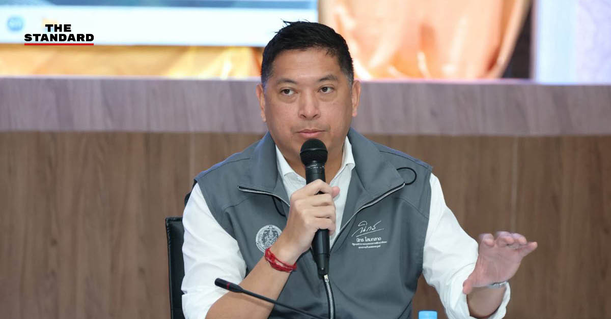 ภาพกลุ่มช่างอาสาและเจ้าหน้าที่ พม. การเคหะฯ ร่วมกิจกรรมรวมพลังช่างไทย ฟื้นฟูพื้นที่น้ำท่วมคลองจั่น-ร่มเกล้า