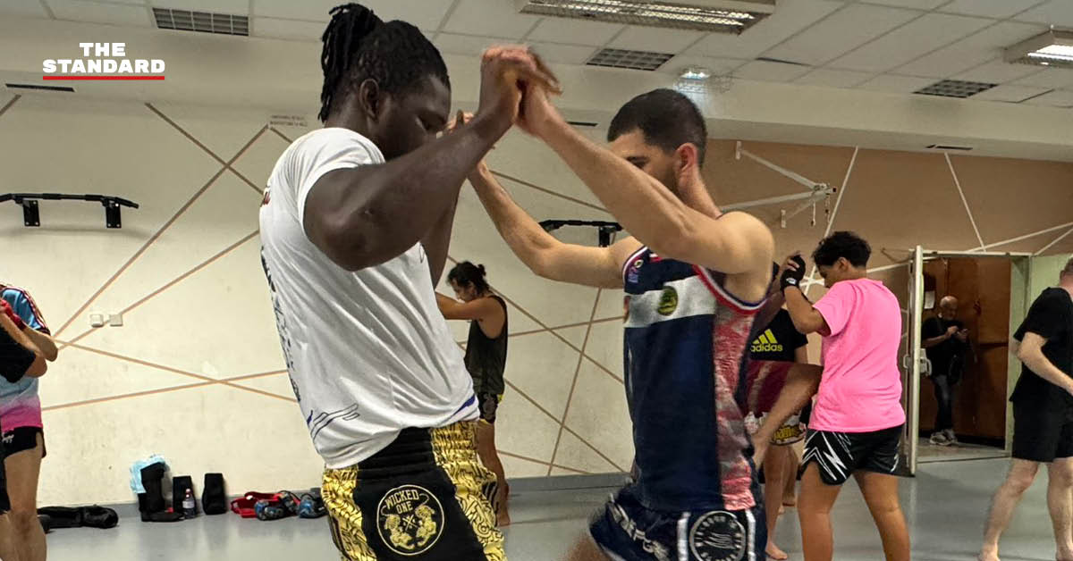 ผู้ฝึกมวยไทยหลายสิบคนกำลังซ้อมในค่าย Phoenix Muay Thai ที่กรุงปารีส