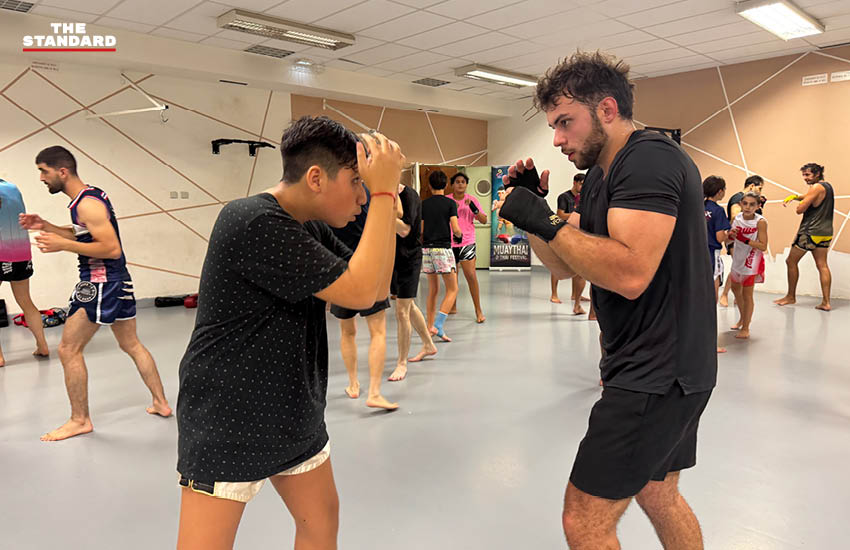 ผู้ฝึกมวยไทยหลายสิบคนกำลังซ้อมในค่าย Phoenix Muay Thai ที่กรุงปารีส 1