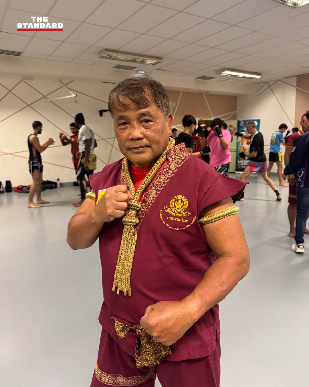 ผู้ฝึกมวยไทยหลายสิบคนกำลังซ้อมในค่าย Phoenix Muay Thai ที่กรุงปารีส 4