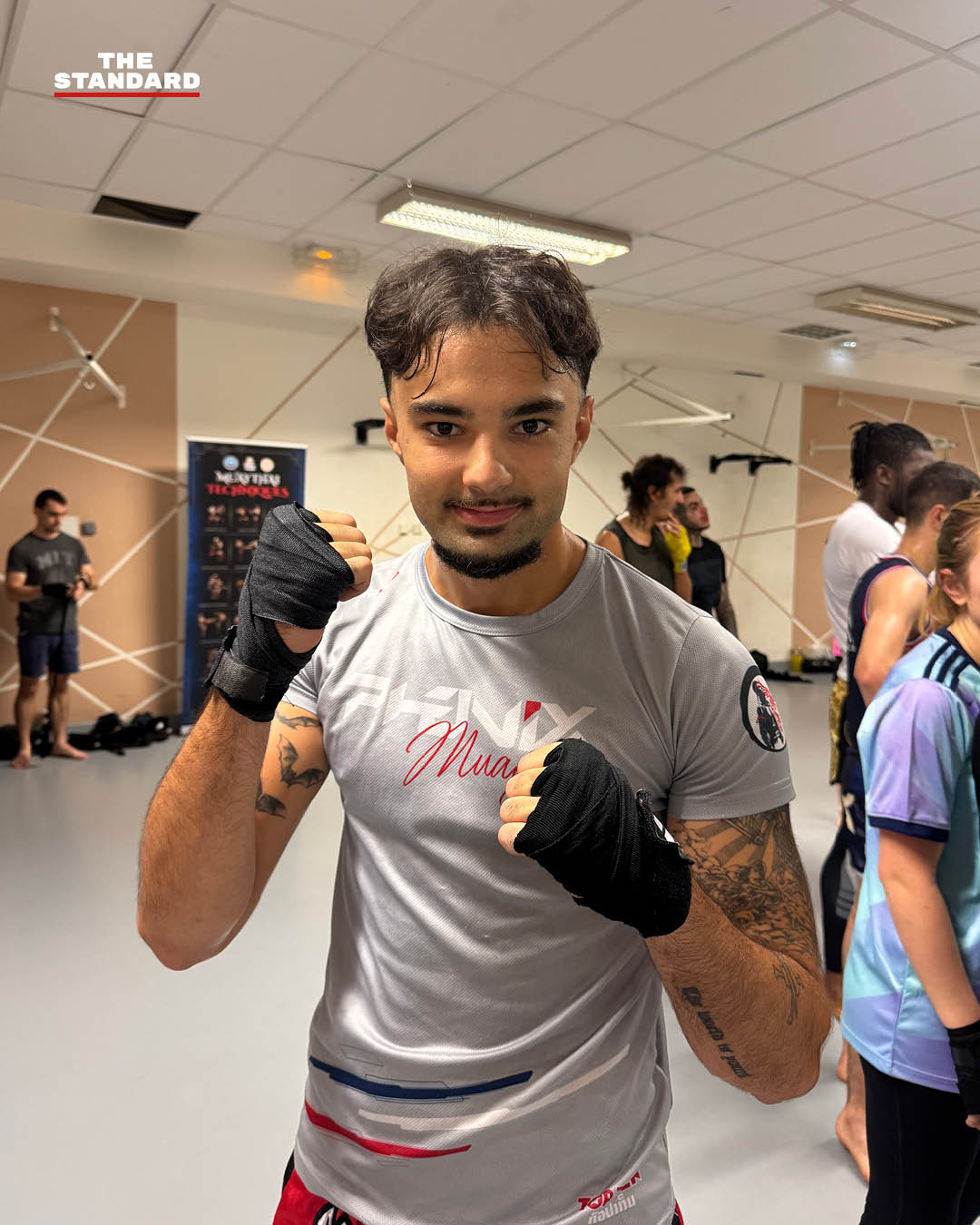 ผู้ฝึกมวยไทยหลายสิบคนกำลังซ้อมในค่าย Phoenix Muay Thai ที่กรุงปารีส 5