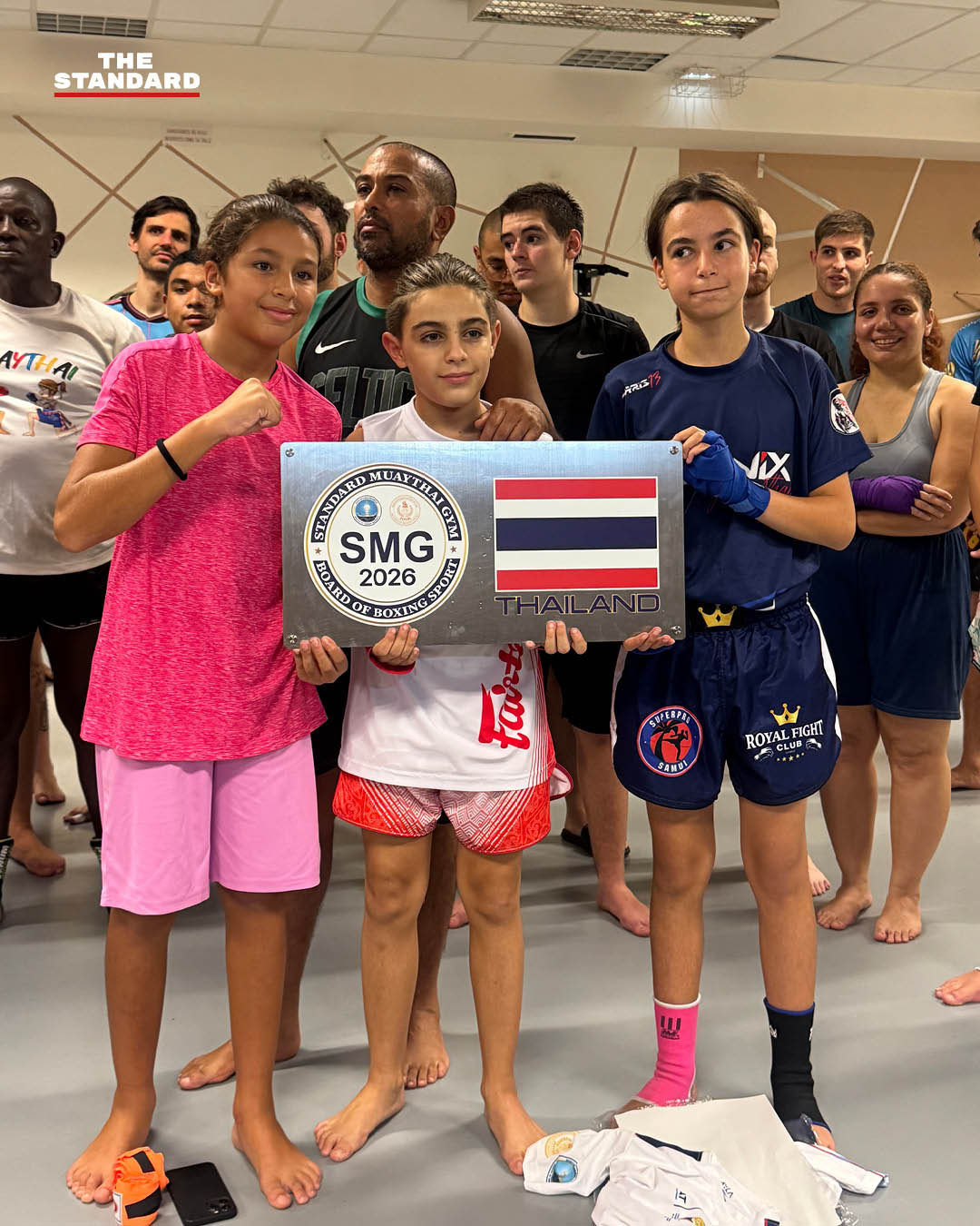 ผู้ฝึกมวยไทยหลายสิบคนกำลังซ้อมในค่าย Phoenix Muay Thai ที่กรุงปารีส 7