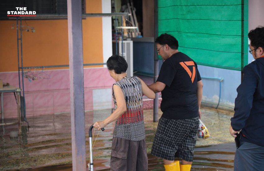 ณัฐพงษ์ เรืองปัญญาวุฒิ สส. แบบบัญชีรายชื่อ หัวหน้าพรรคประชาชน ลงพื้นที่น้ำท่วมรังสิต จังหวัดปทุมธานี 5