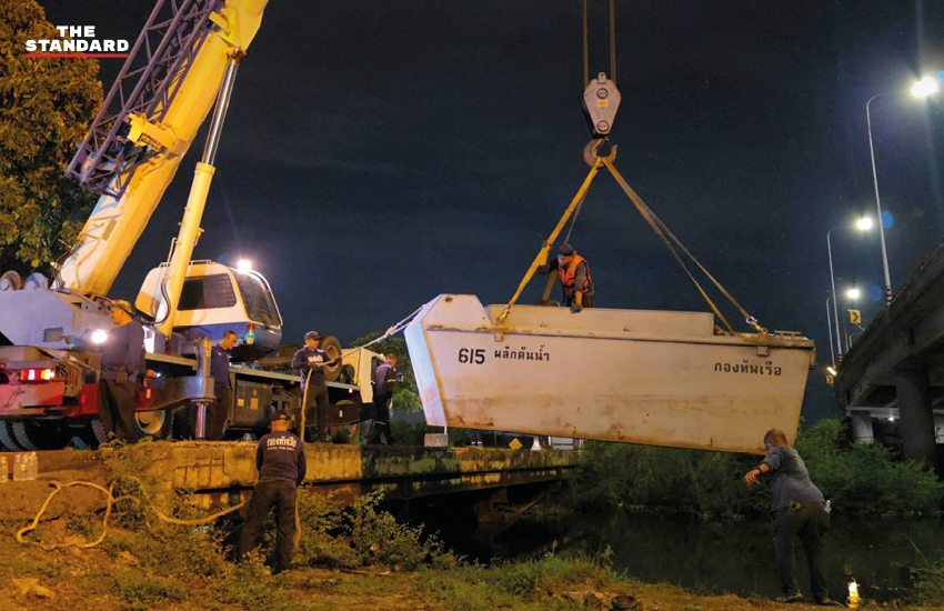 ภาพเรือผลักดันน้ำของกองทัพเรือกำลังปฏิบัติงานระบายน้ำในพื้นที่ลาดกระบัง 1