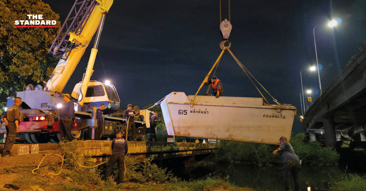 ภาพเรือผลักดันน้ำของกองทัพเรือกำลังปฏิบัติงานระบายน้ำในพื้นที่ลาดกระบัง