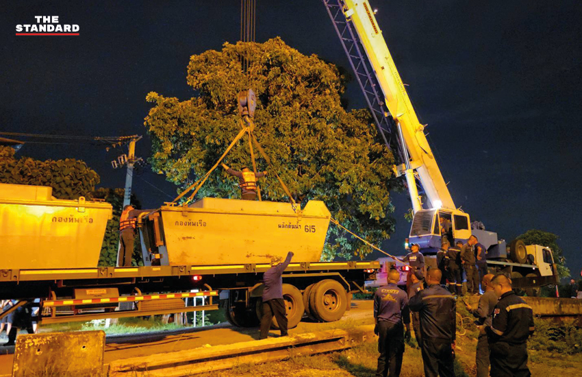 ภาพเรือผลักดันน้ำของกองทัพเรือกำลังปฏิบัติงานระบายน้ำในพื้นที่ลาดกระบัง 2