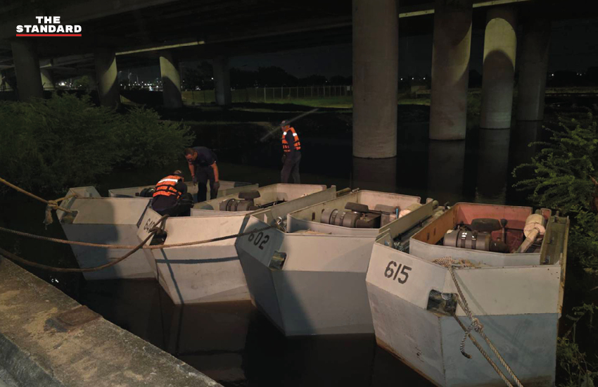 ภาพเรือผลักดันน้ำของกองทัพเรือกำลังปฏิบัติงานระบายน้ำในพื้นที่ลาดกระบัง 3