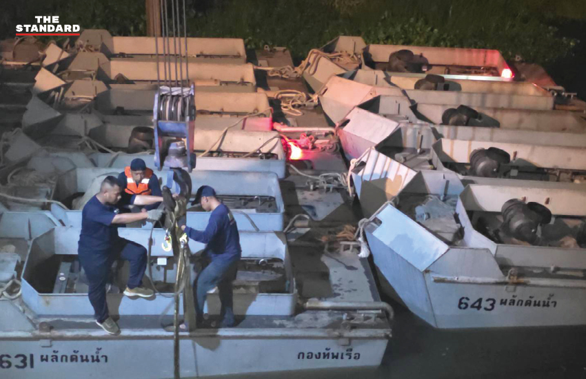 ภาพเรือผลักดันน้ำของกองทัพเรือกำลังปฏิบัติงานระบายน้ำในพื้นที่ลาดกระบัง 4