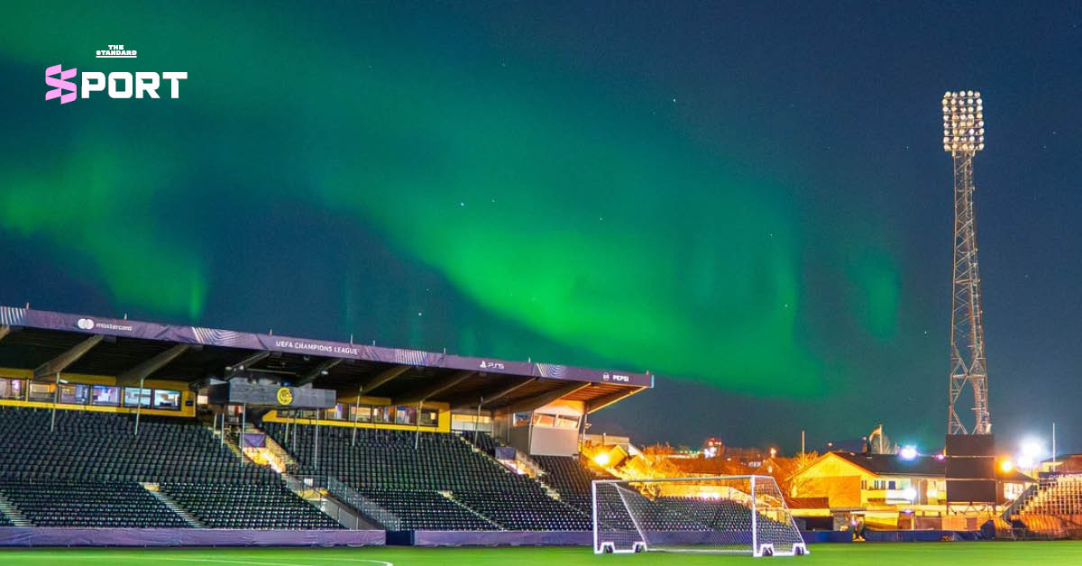 ภาพปรากฏการณ์แสงเหนือสีเขียวส่องสว่างเหนือสนามฟุตบอล Aspmyra Stadion ของสโมสรโบโด/กลิมท์ ในประเทศนอร์เวย์