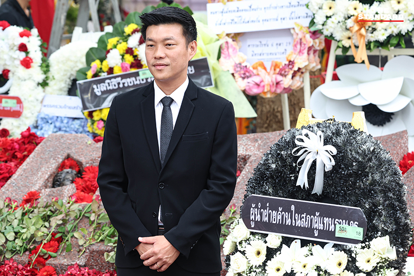 ภาพพิธีรำลึก 50 ปี เหตุการณ์ 6 ตุลา ที่มหาวิทยาลัยธรรมศาสตร์ มีผู้เข้าร่วมวางพวงดอกไม้ 10