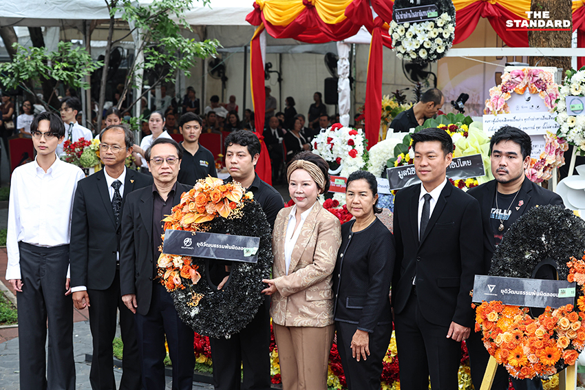 ภาพพิธีรำลึก 50 ปี เหตุการณ์ 6 ตุลา ที่มหาวิทยาลัยธรรมศาสตร์ มีผู้เข้าร่วมวางพวงดอกไม้ 11