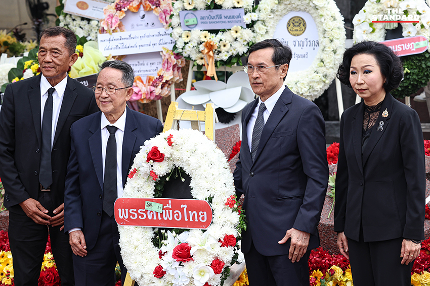 ภาพพิธีรำลึก 50 ปี เหตุการณ์ 6 ตุลา ที่มหาวิทยาลัยธรรมศาสตร์ มีผู้เข้าร่วมวางพวงดอกไม้ 12
