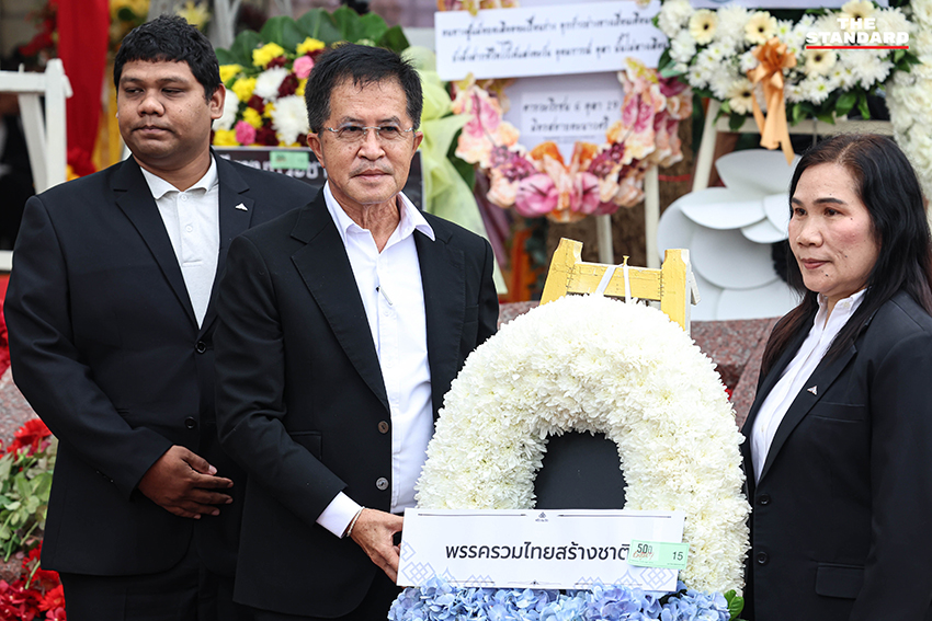 ภาพพิธีรำลึก 50 ปี เหตุการณ์ 6 ตุลา ที่มหาวิทยาลัยธรรมศาสตร์ มีผู้เข้าร่วมวางพวงดอกไม้ 13
