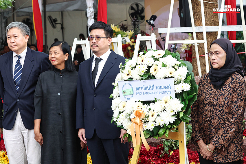 ภาพพิธีรำลึก 50 ปี เหตุการณ์ 6 ตุลา ที่มหาวิทยาลัยธรรมศาสตร์ มีผู้เข้าร่วมวางพวงดอกไม้ 14