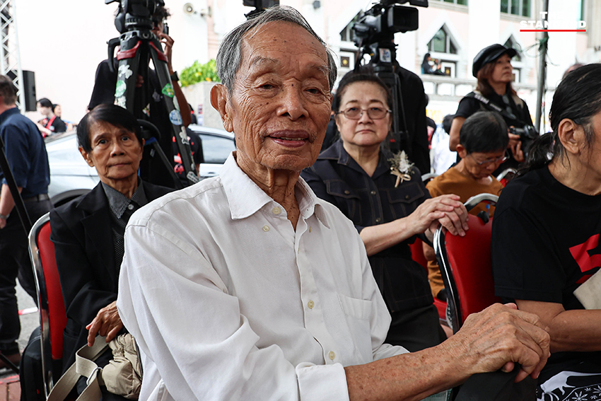 ภาพพิธีรำลึก 50 ปี เหตุการณ์ 6 ตุลา ที่มหาวิทยาลัยธรรมศาสตร์ มีผู้เข้าร่วมวางพวงดอกไม้ 16
