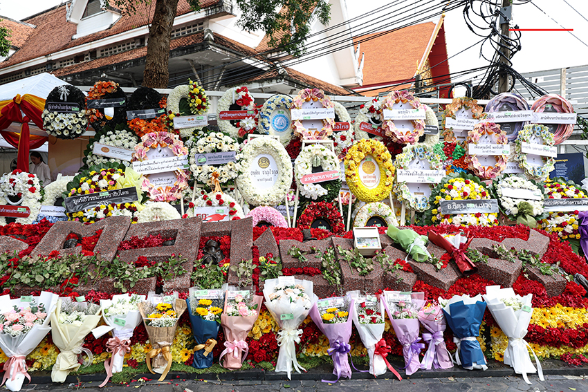 ภาพพิธีรำลึก 50 ปี เหตุการณ์ 6 ตุลา ที่มหาวิทยาลัยธรรมศาสตร์ มีผู้เข้าร่วมวางพวงดอกไม้ 18