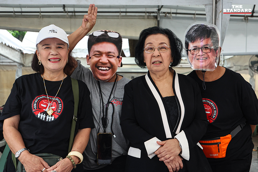 ภาพพิธีรำลึก 50 ปี เหตุการณ์ 6 ตุลา ที่มหาวิทยาลัยธรรมศาสตร์ มีผู้เข้าร่วมวางพวงดอกไม้ 3