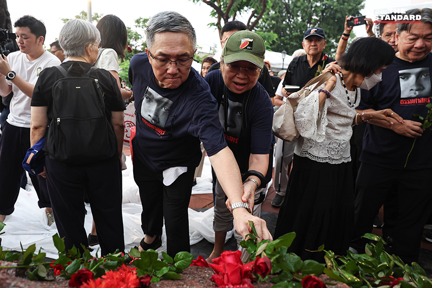 ภาพพิธีรำลึก 50 ปี เหตุการณ์ 6 ตุลา ที่มหาวิทยาลัยธรรมศาสตร์ มีผู้เข้าร่วมวางพวงดอกไม้ 4