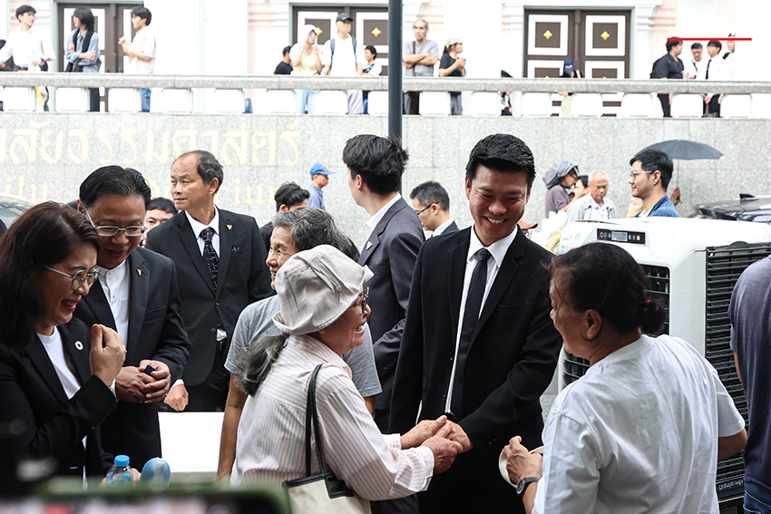 ภาพพิธีรำลึก 50 ปี เหตุการณ์ 6 ตุลา ที่มหาวิทยาลัยธรรมศาสตร์ มีผู้เข้าร่วมวางพวงดอกไม้ 7