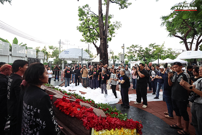 ภาพพิธีรำลึก 50 ปี เหตุการณ์ 6 ตุลา ที่มหาวิทยาลัยธรรมศาสตร์ มีผู้เข้าร่วมวางพวงดอกไม้ 8