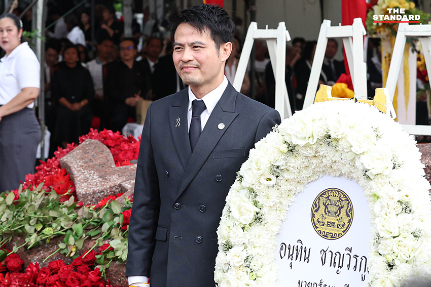 ภาพพิธีรำลึก 50 ปี เหตุการณ์ 6 ตุลา ที่มหาวิทยาลัยธรรมศาสตร์ มีผู้เข้าร่วมวางพวงดอกไม้ 9