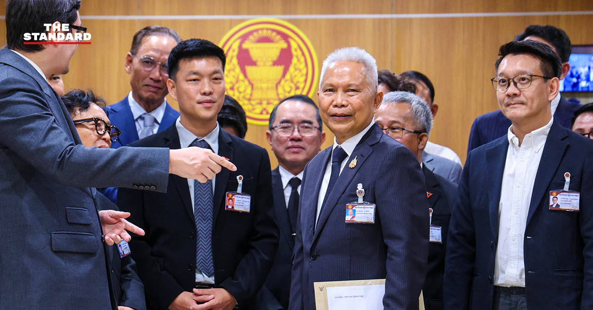 ภาพกลุ่มพรรคร่วมฝ่ายค้านนำโดย ณัฐพงษ์ เรืองปัญญาวุฒิ ยื่นญัตติอภิปรายไม่ไว้วางใจรัฐมนตรีต่อประธานสภา