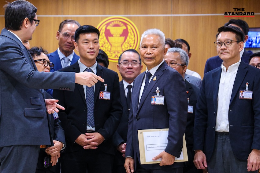 ภาพกลุ่มพรรคร่วมฝ่ายค้านนำโดย ณัฐพงษ์ เรืองปัญญาวุฒิ ยื่นญัตติอภิปรายไม่ไว้วางใจรัฐมนตรีต่อประธานสภา 1