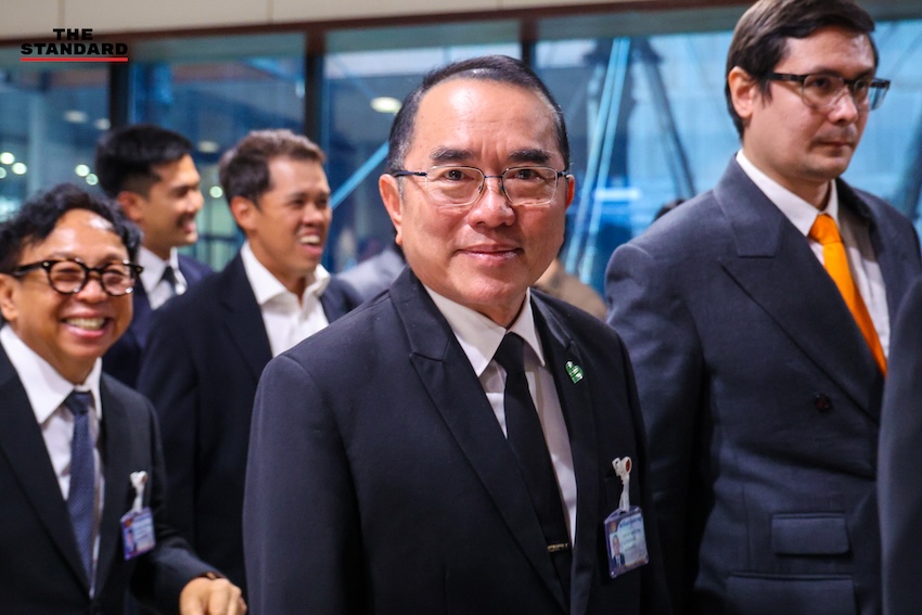 ภาพกลุ่มพรรคร่วมฝ่ายค้านนำโดย ณัฐพงษ์ เรืองปัญญาวุฒิ ยื่นญัตติอภิปรายไม่ไว้วางใจรัฐมนตรีต่อประธานสภา 3