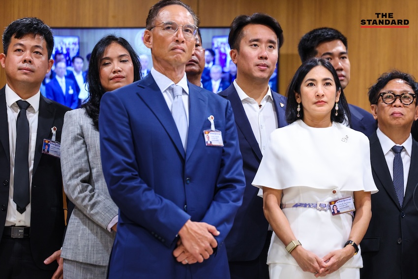 ภาพกลุ่มพรรคร่วมฝ่ายค้านนำโดย ณัฐพงษ์ เรืองปัญญาวุฒิ ยื่นญัตติอภิปรายไม่ไว้วางใจรัฐมนตรีต่อประธานสภา 4