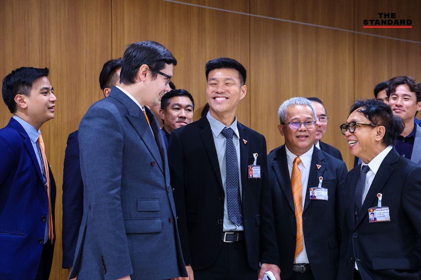 ภาพกลุ่มพรรคร่วมฝ่ายค้านนำโดย ณัฐพงษ์ เรืองปัญญาวุฒิ ยื่นญัตติอภิปรายไม่ไว้วางใจรัฐมนตรีต่อประธานสภา 5